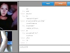 Lucu wanita menunjukkan payudara, dan sangat menghisap jarinya
