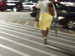 Lebar pinggul, milf ketat kuning rok..