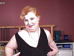 Besar amatir nenek dengan favorit mainan hitam