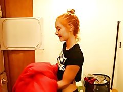 Remaja membersihkan ayam anda