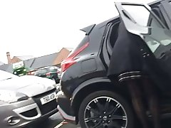 Co-op parkir mobil milf kaki seksi