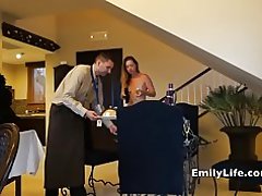 Gadis-gadis telanjang buka pintu untuk layanan kamar